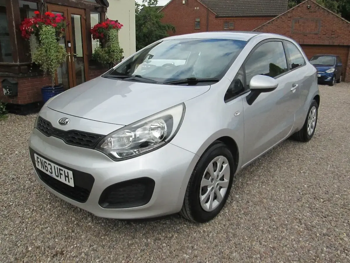 Used Kia Rio 85 HP (62 kW) 2013 Silver Hatchback