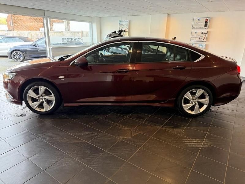 Used Vauxhall Insignia SRi 140 HP (102 kW) 2019 Red Hatchback