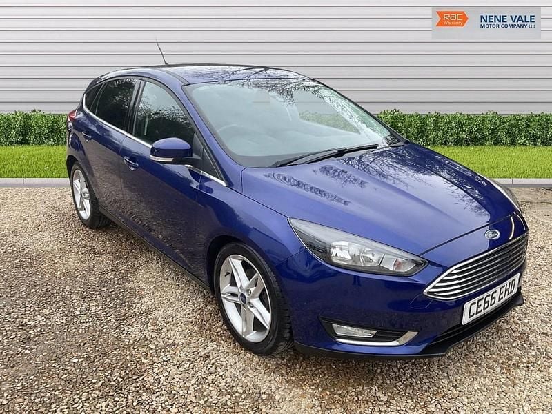 Used Ford Focus Titanium 120 HP (88 kW) 2016 Blue Hatchback