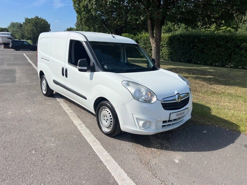 White Used 2018 Vauxhall Combo MPV | £7,550 - Image 1/4