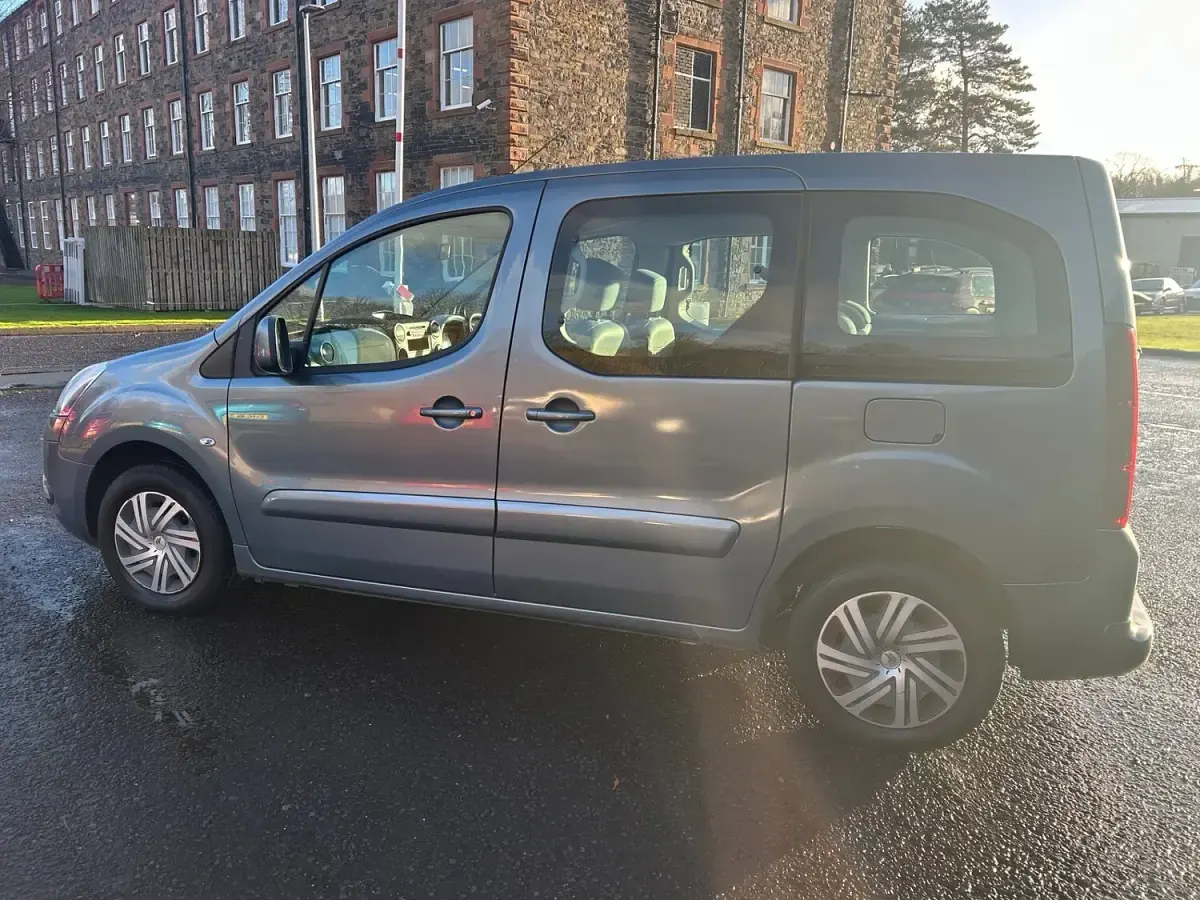 Usado Citroën Berlingo VTR Sport 92 CV (67 kW) 2013 Gris Monovolumen