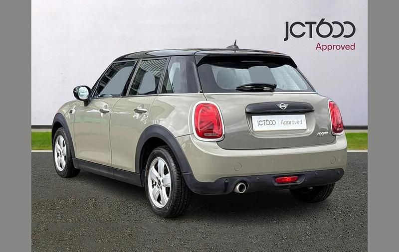 Usado Mini Cooper Classic 134 HP (98 kW) 2019 Cinzento Citadino
