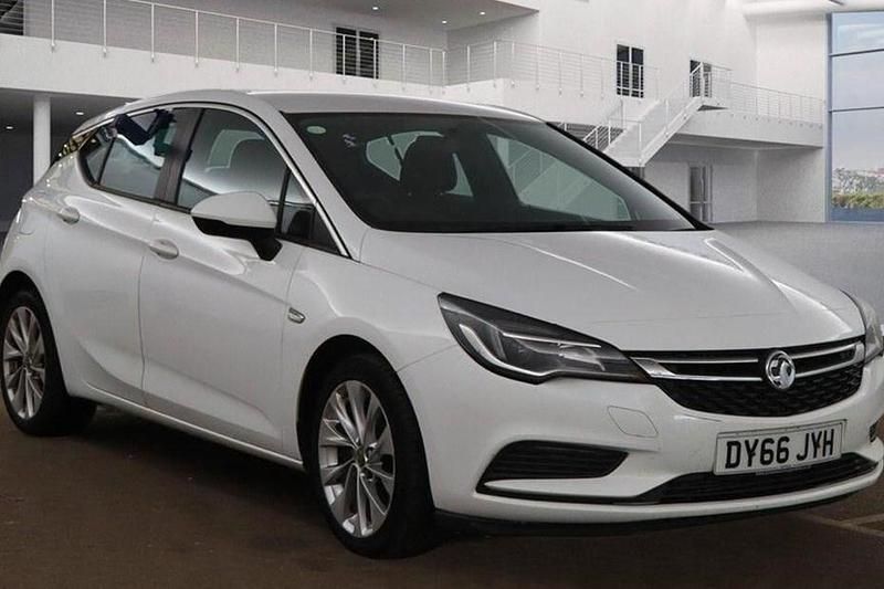White Used 2016 Vauxhall Astra Design Edition Hatchback | £3,799 (Fair price) - Image 1/1