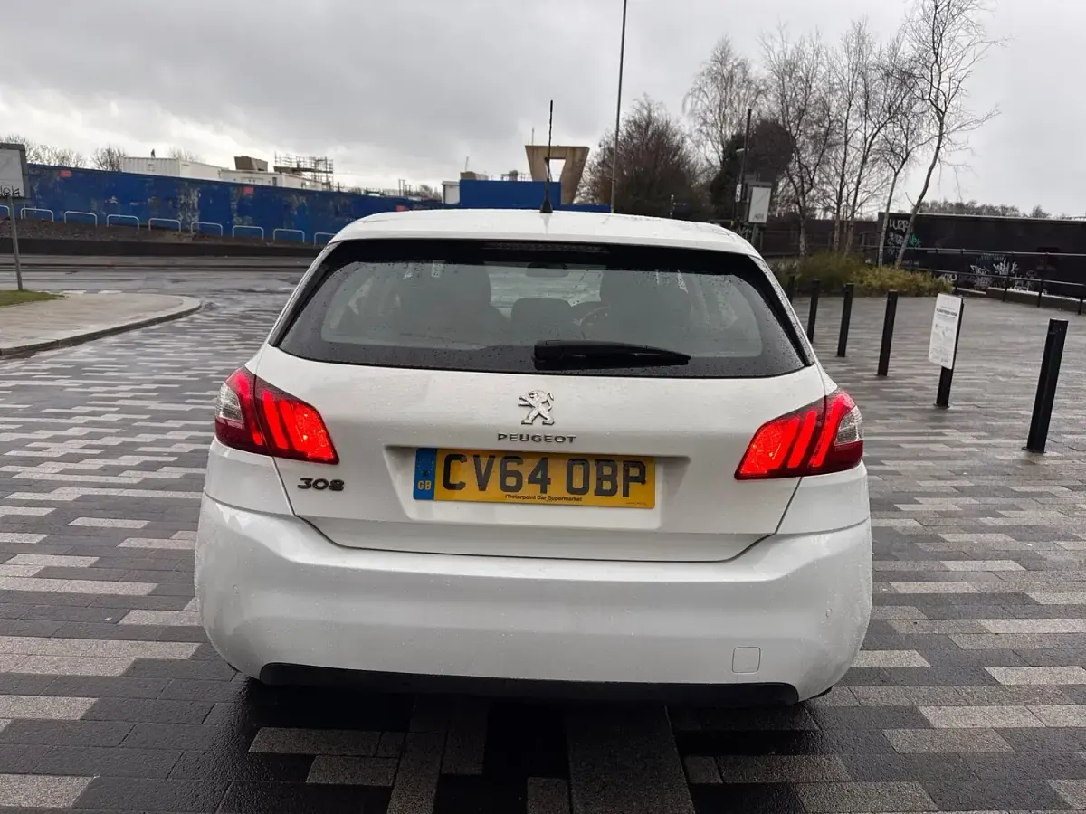 Used Peugeot 308 Active 100 HP (73 kW) 2014 White Hatchback
