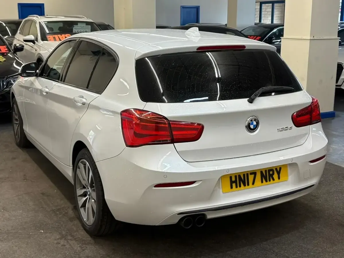 Begagnad BMW 120 Sport Line 2017 Vit Halvkombi