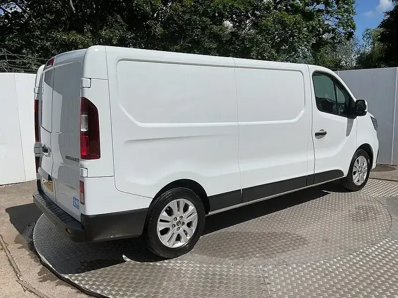 Used Renault Trafic 130 HP (95 kW) 2023 Glacier white