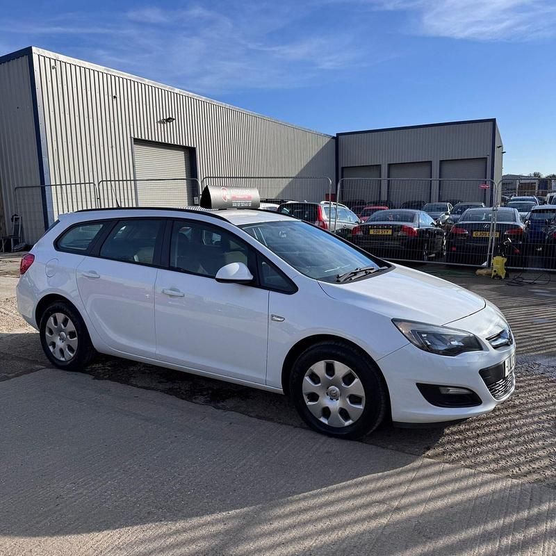 Used Vauxhall Astra S 2013 White Estate