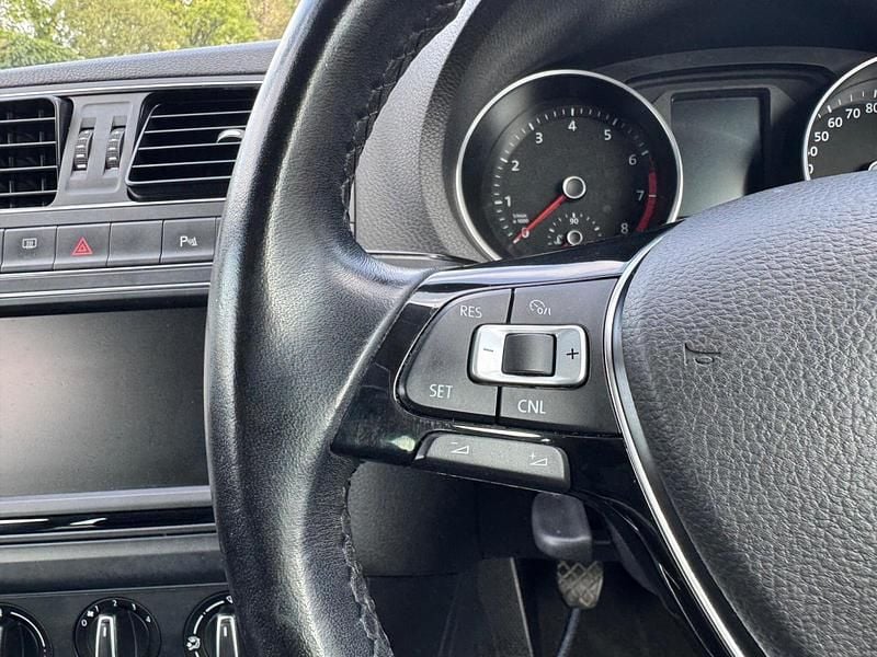 White Used 2021 Suzuki Swift SZ-L Hatchback | £11,495 (Fair price) - Image 1/2