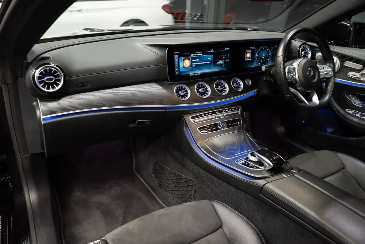 Begagnad Mercedes E400 AMG Line Premium Plus 340 HK (250 kW) 2020 Svart Sportkupé