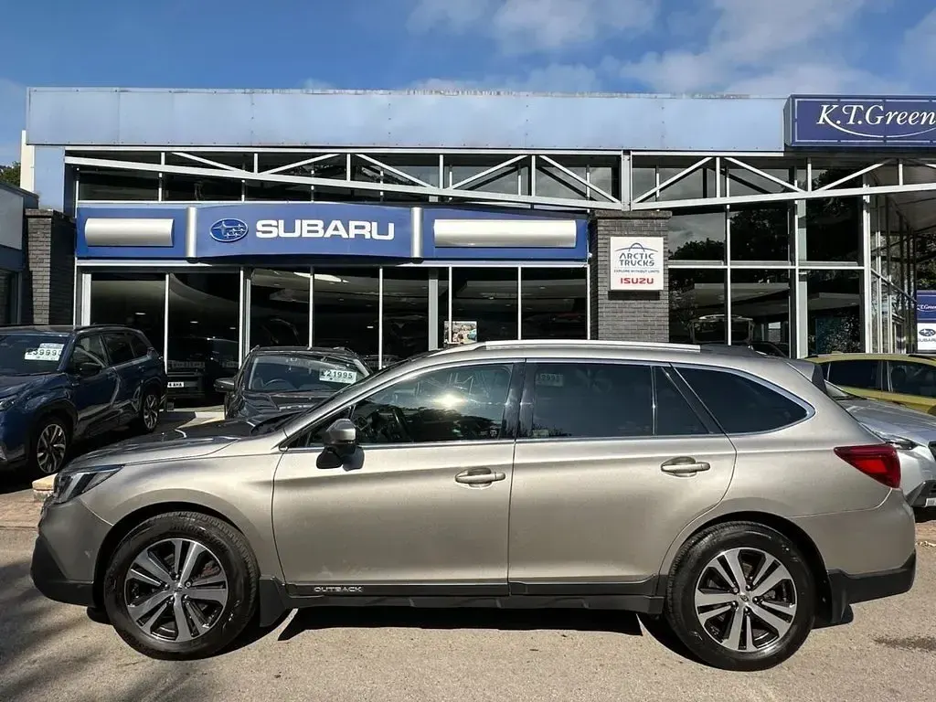 Used Subaru Outback Premium 175 HP (128 kW) 2020 Gold Estate