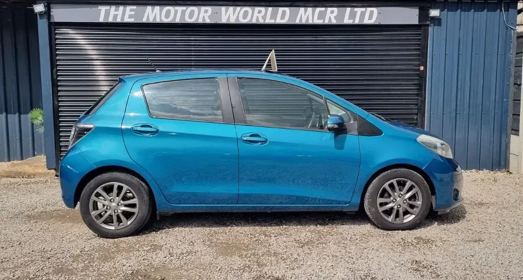 Begagnad Toyota Yaris Plus 2014 Blå Halvkombi
