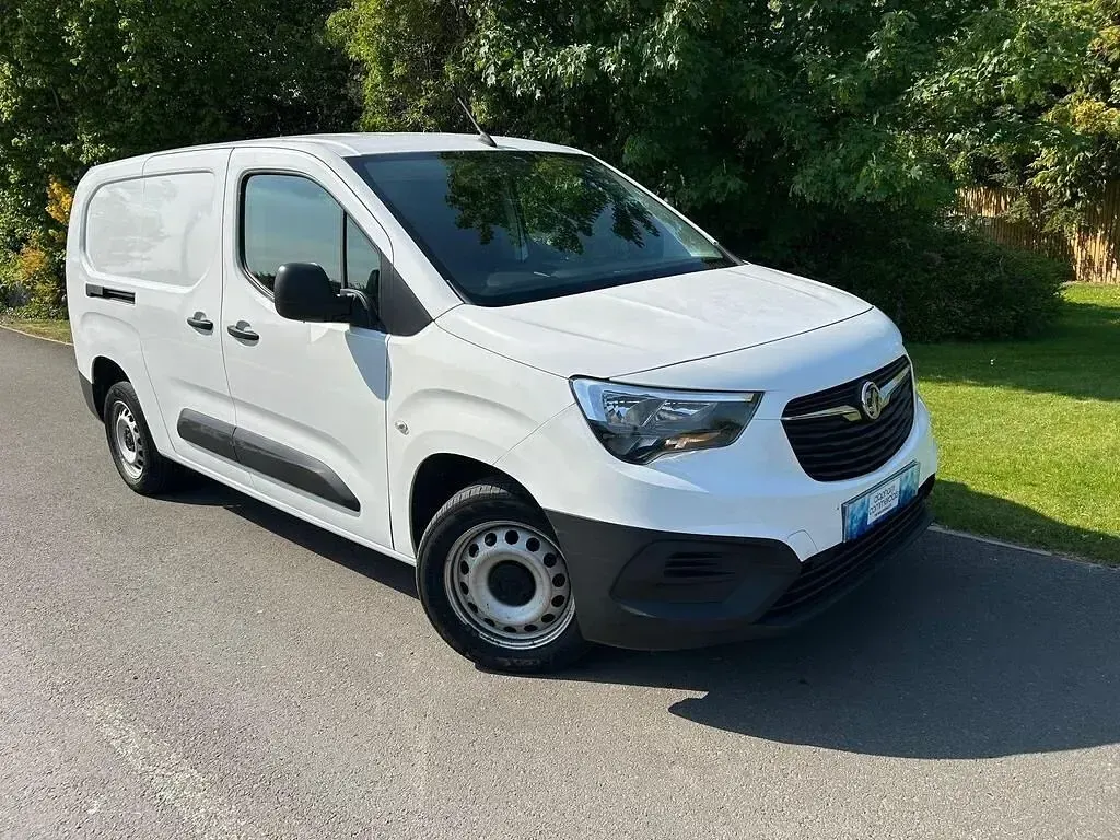 Begagnad Vauxhall Combo 100 HK (73 kW) 2021 Vit Minibuss