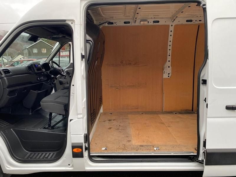 Used Vauxhall Movano 135 HP (99 kW) 2021 White MPV