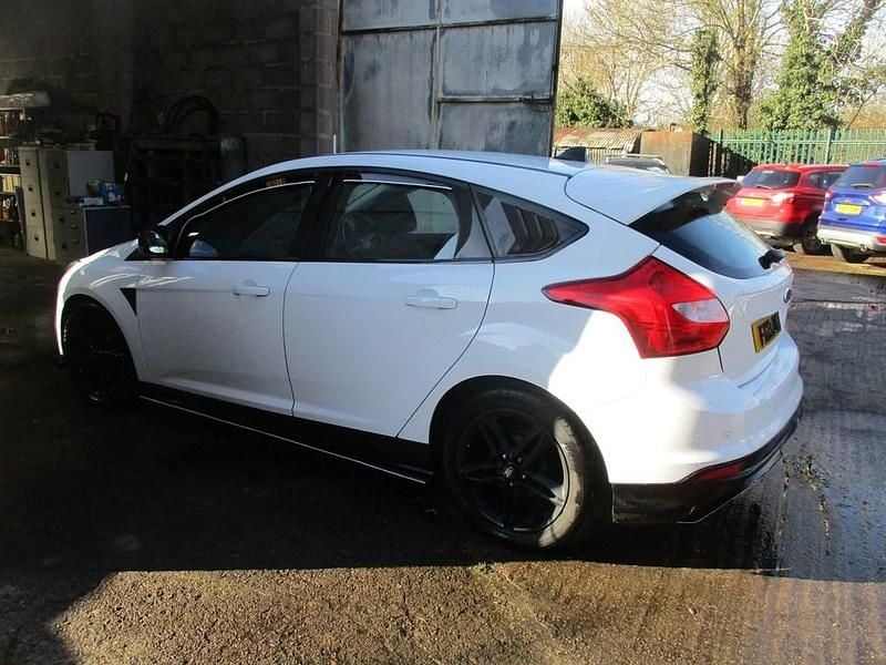 Used Ford Focus Zetec 99 HP (72 kW) 2013 White Hatchback