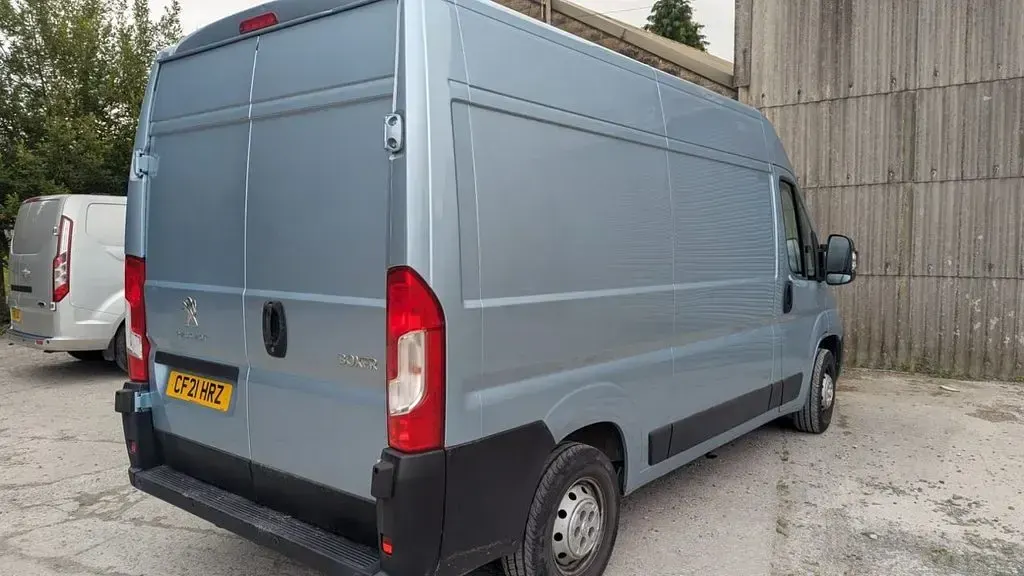 Used Peugeot Boxer 140 HP (102 kW) 2021 Blue Van