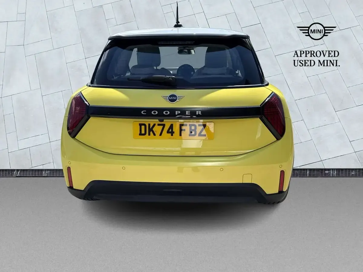 Used Mini Cooper Hatch 154 HP (113 kW) 2024 Yellow Hatchback