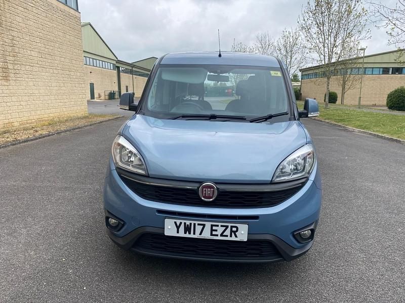Used Fiat Doblò Lounge 95 HP (69 kW) 2017 Blue MPV