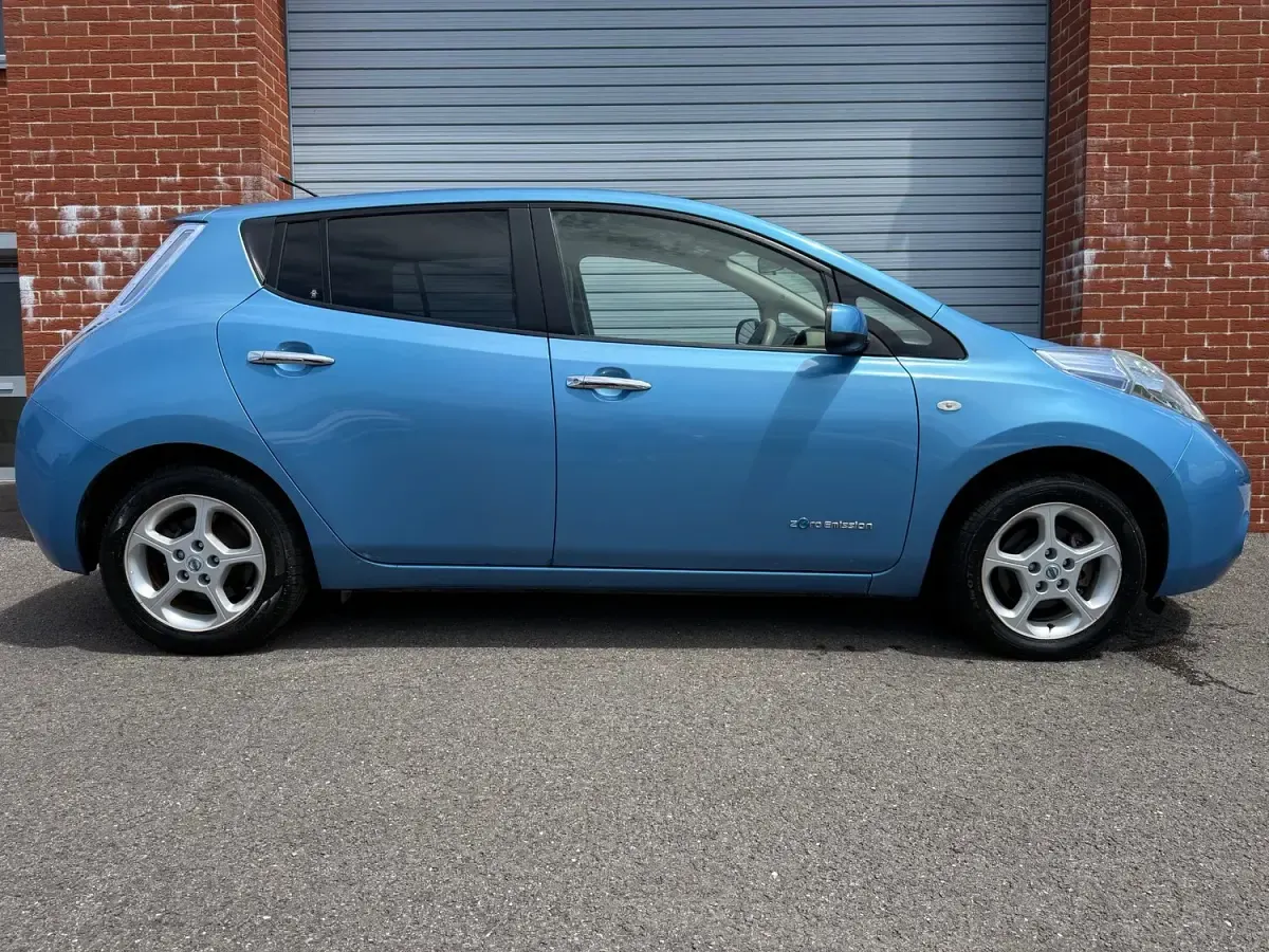 Used Nissan Leaf 80 kW (109 HP) 2012 Blue Hatchback