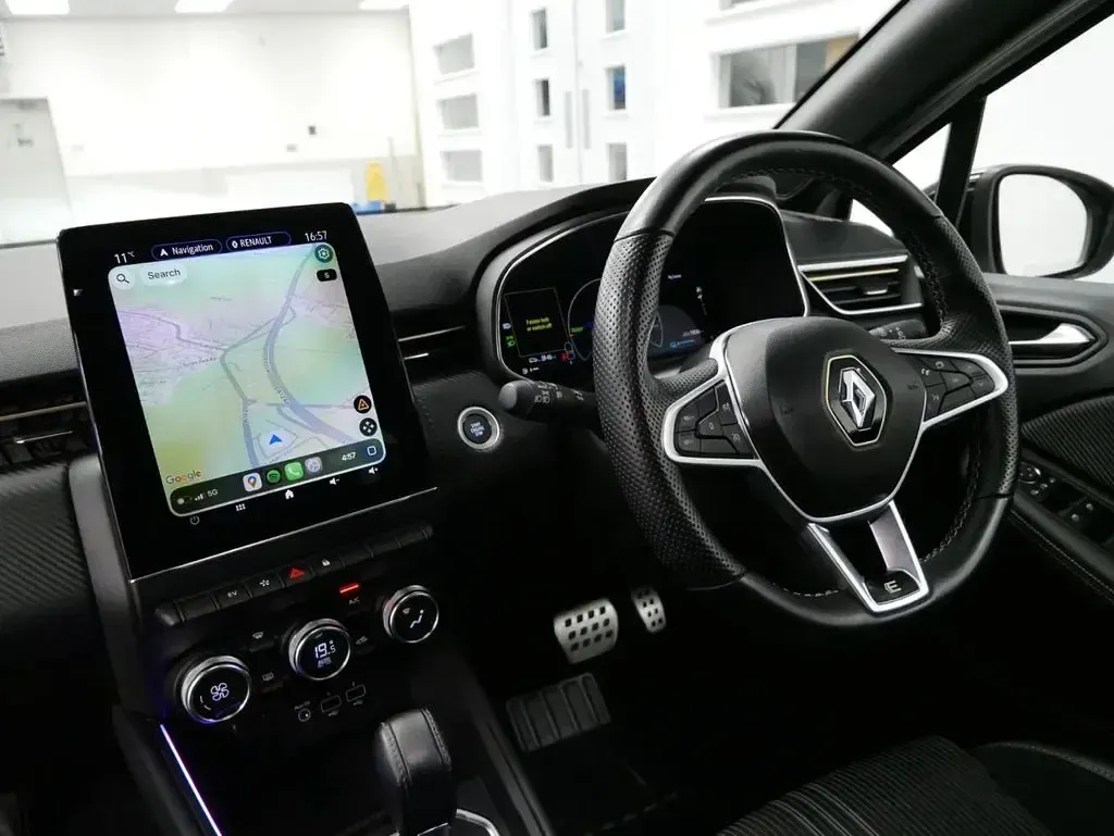 Used Renault Clio V Engineered 145 HP (106 kW) 2023 White Hatchback