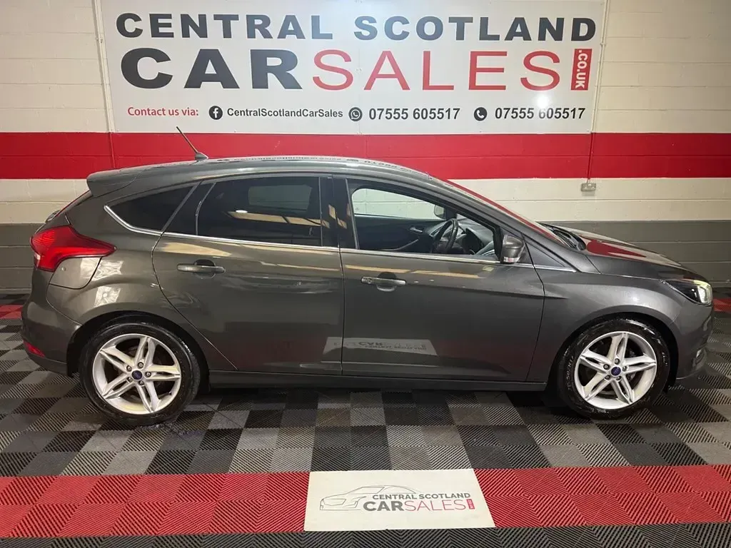 Second-hand Ford Focus Zetec 125 CP (91 kW) 2018 Gri Hatchback