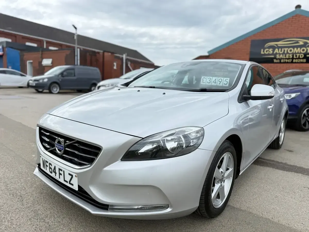 Used Volvo V40 115 HP (84 kW) 2014 Silver Hatchback