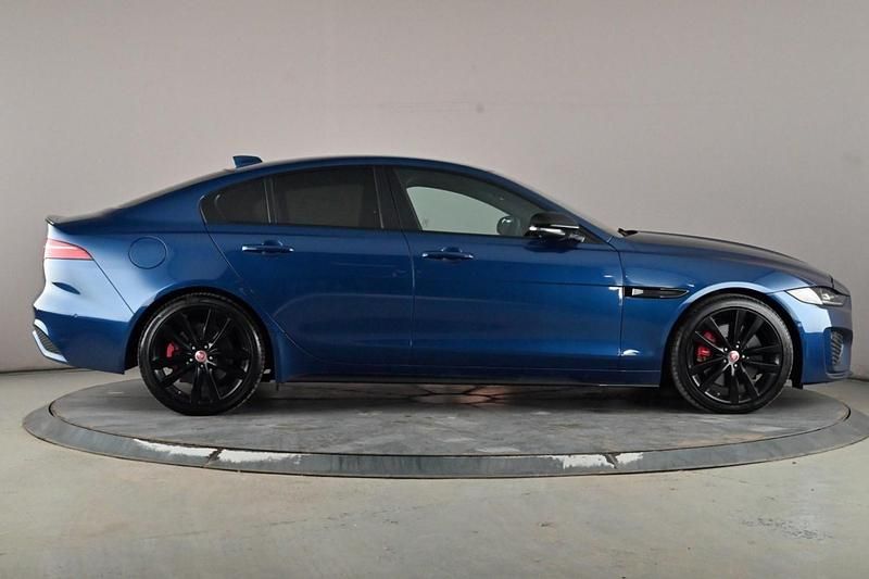 Begagnad Jaguar XE R-Dynamic 204 HK (150 kW) 2021 Blå Sedan