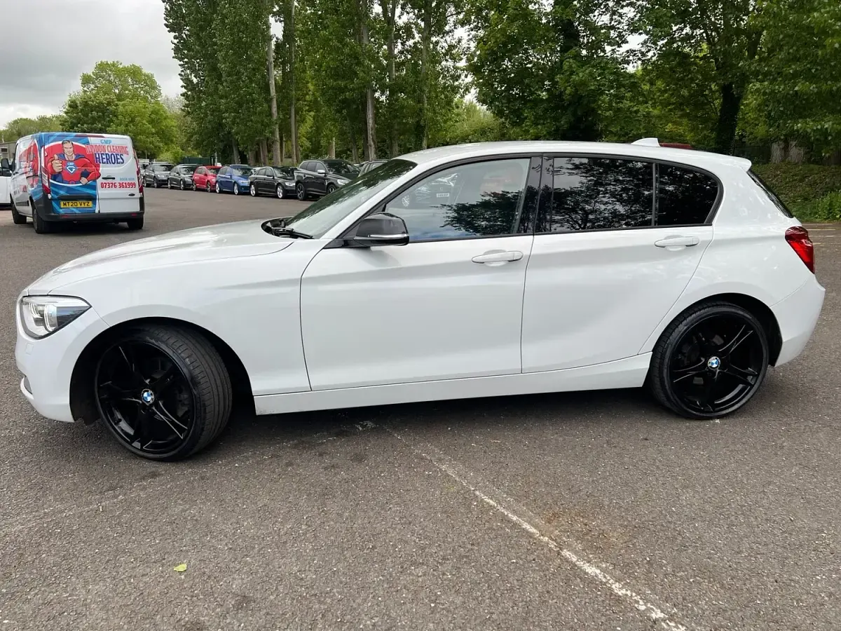 Used BMW 118 Sport Line 2011 White Hatchback