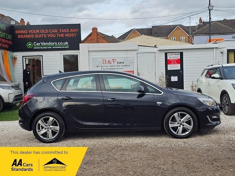 Second-hand Vauxhall Astra SRi 165 CP (121 kW) 2014 Negru Hatchback