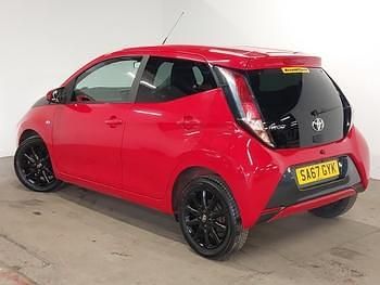 Usado Toyota Aygo x-style 68 HP (50 kW) 2017 Vermelho Citadino