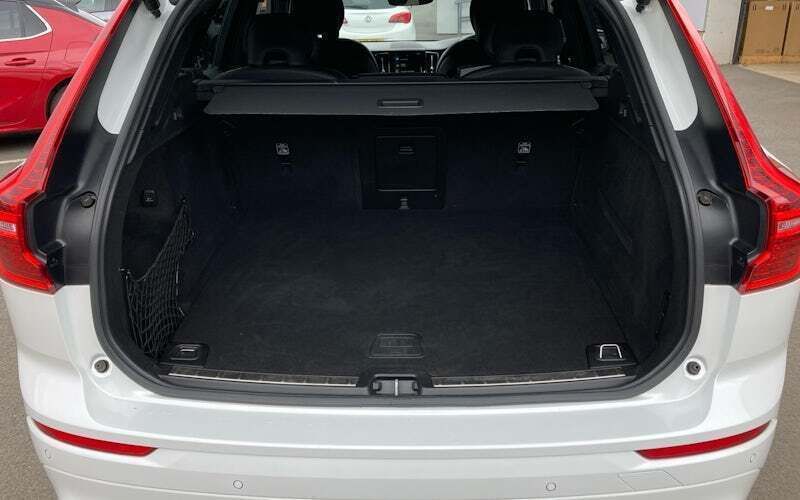 Begagnad Volvo XC60 R-Design Pro 250 HK (183 kW) 2019 Vit SUV