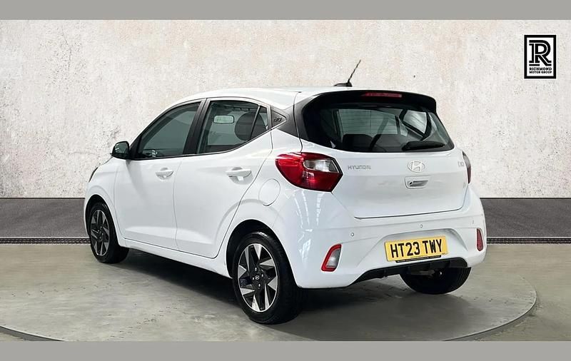 Used Hyundai i10 Advanced 65 HP (47 kW) 2023 White Hatchback