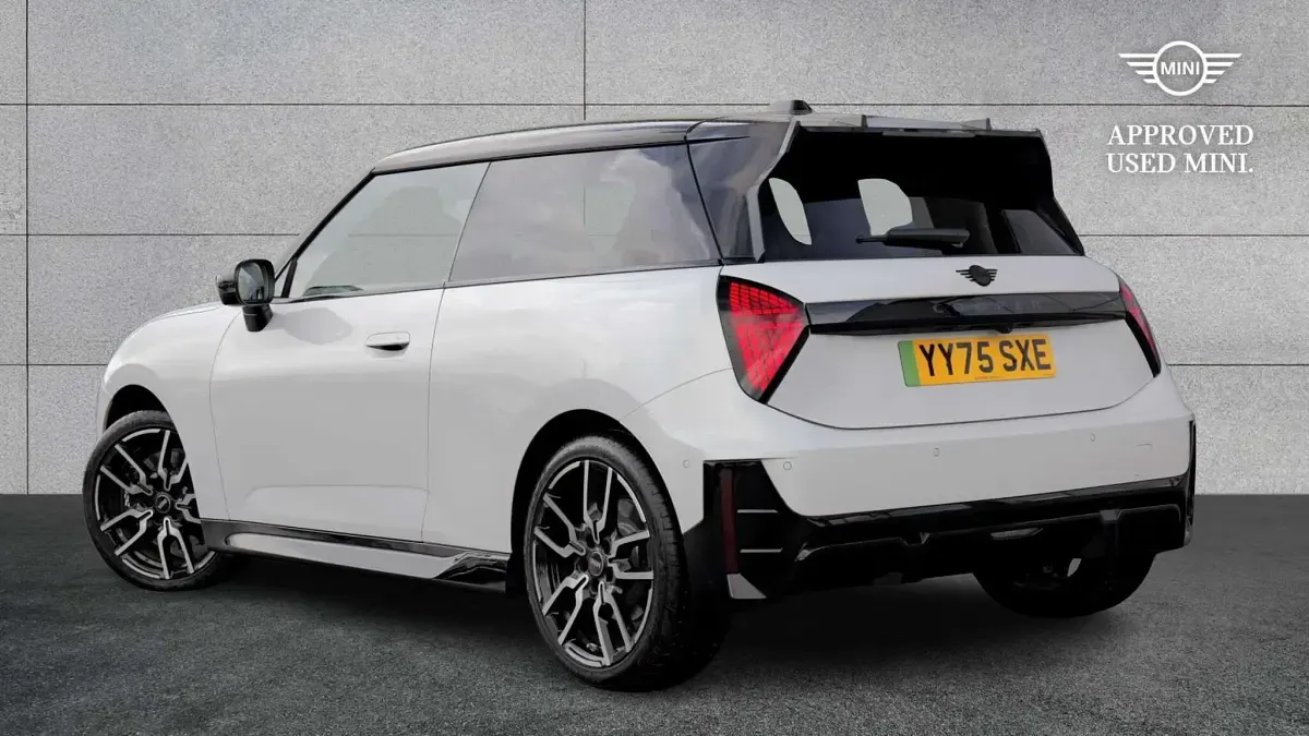 Used Mini Cooper Hatch 133 kW (181 HP) 2025 White Hatchback