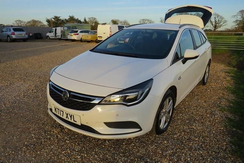 Used Vauxhall Astra 2017 White Estate