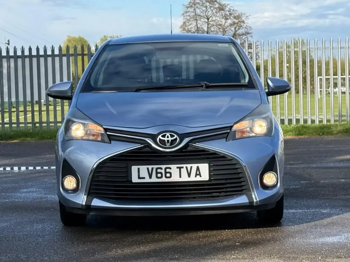 Begagnad Toyota Yaris 99 HK (72 kW) 2016 Blå Halvkombi