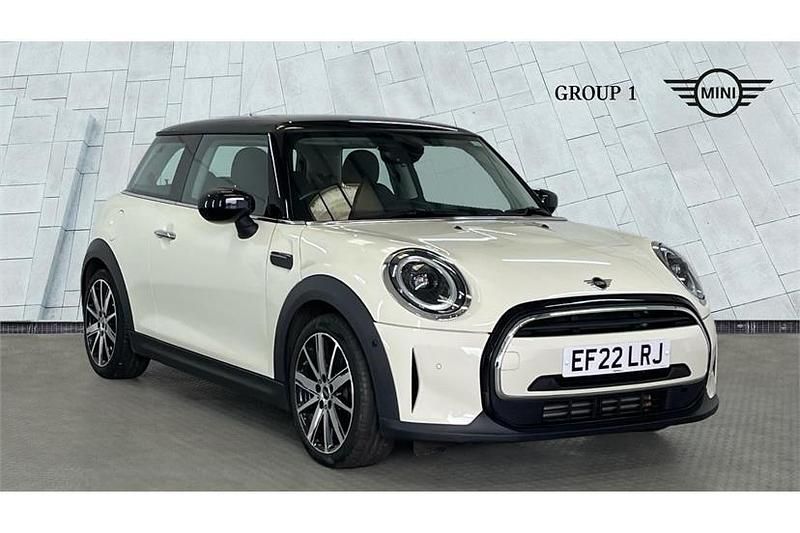 Used Mini Cooper Classic 136 HP (100 kW) 2022 White Hatchback