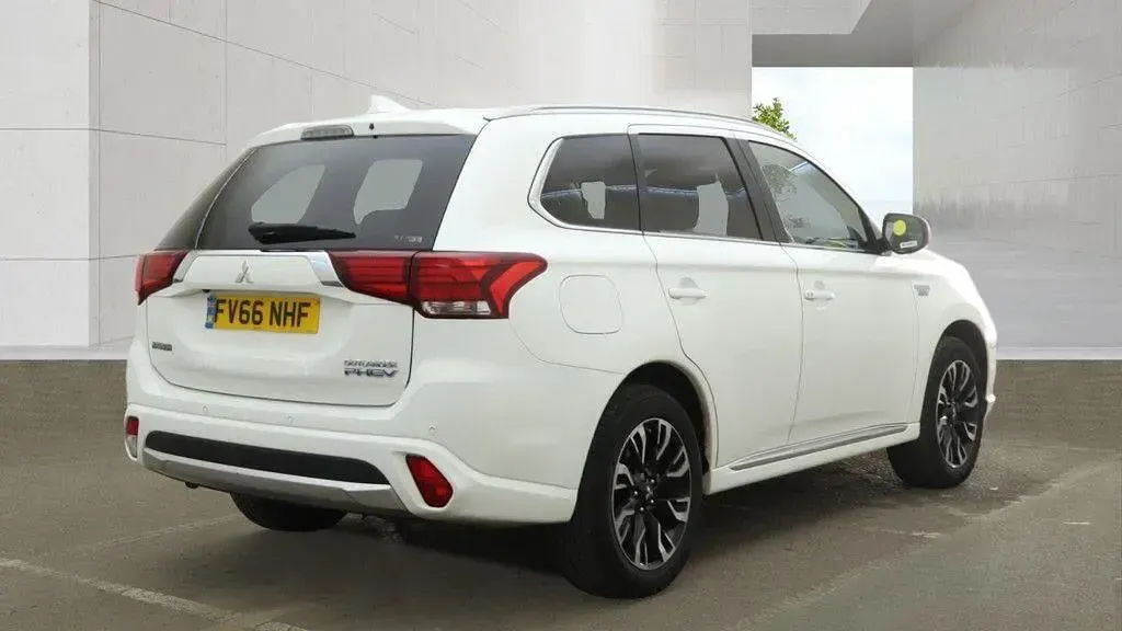 Used Mitsubishi Outlander P-HEV 2017 White SUV