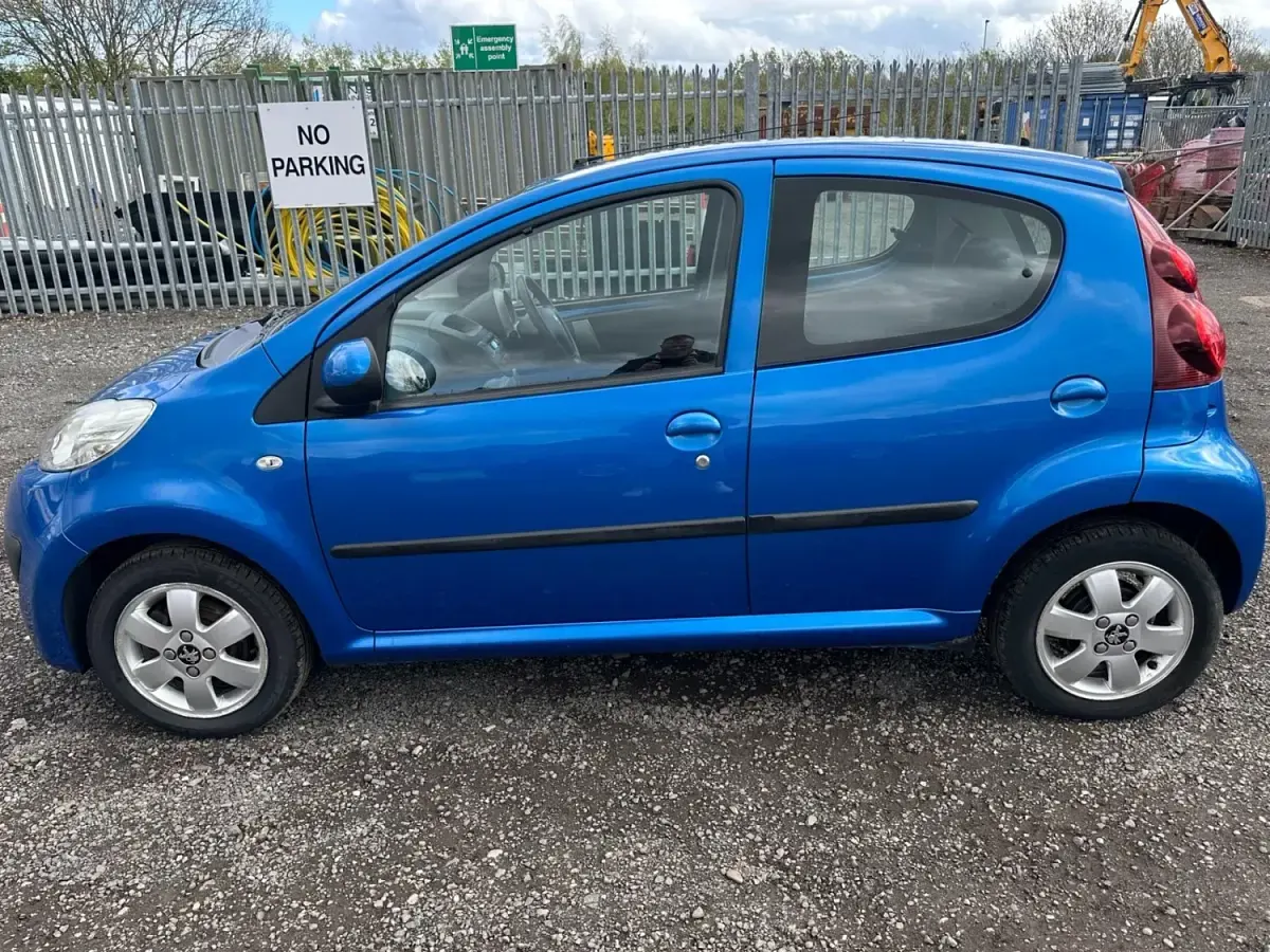 Second-hand Peugeot 107 Active 68 CP (50 kW) 2013 Albastru Hatchback