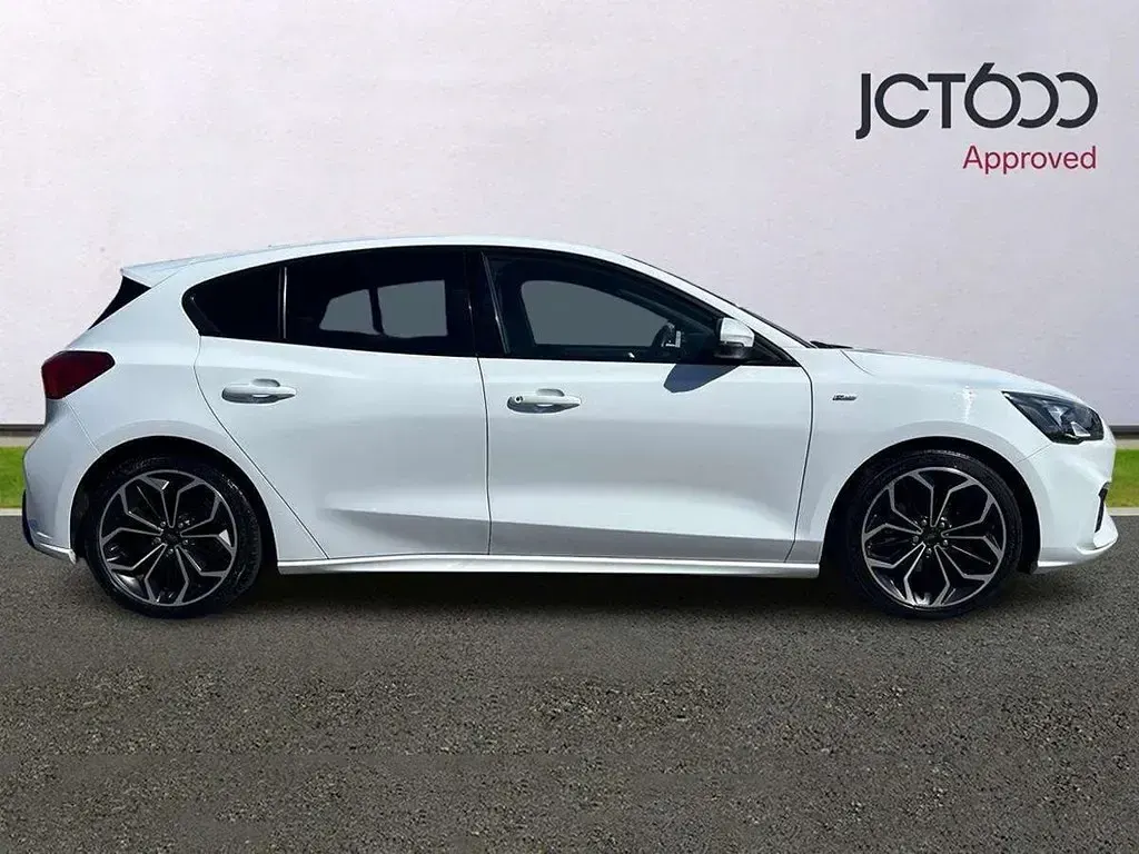 Used Ford Focus ST-Line X 123 HP (90 kW) 2018 White Hatchback