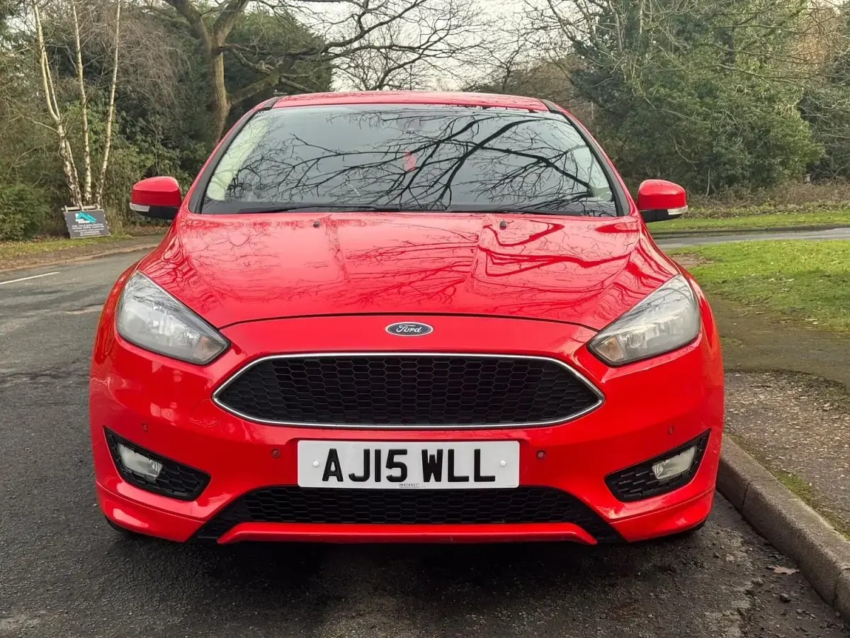Used Ford Focus Zetec 125 HP (91 kW) 2015 Red Hatchback