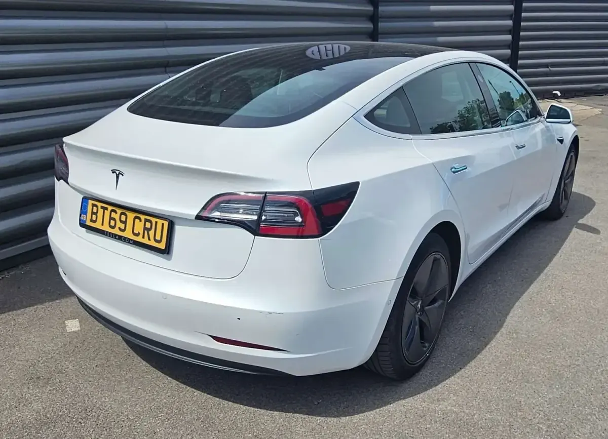 Used Tesla Model 3 Standard Range Plus 366 kW (498 HP) 2019 White Sedan