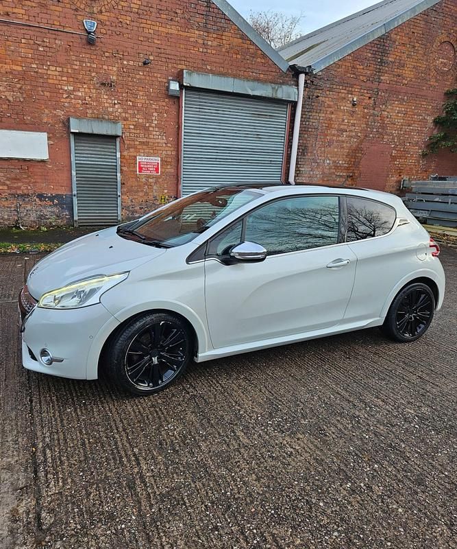 Used Peugeot 208 2014 White Hatchback