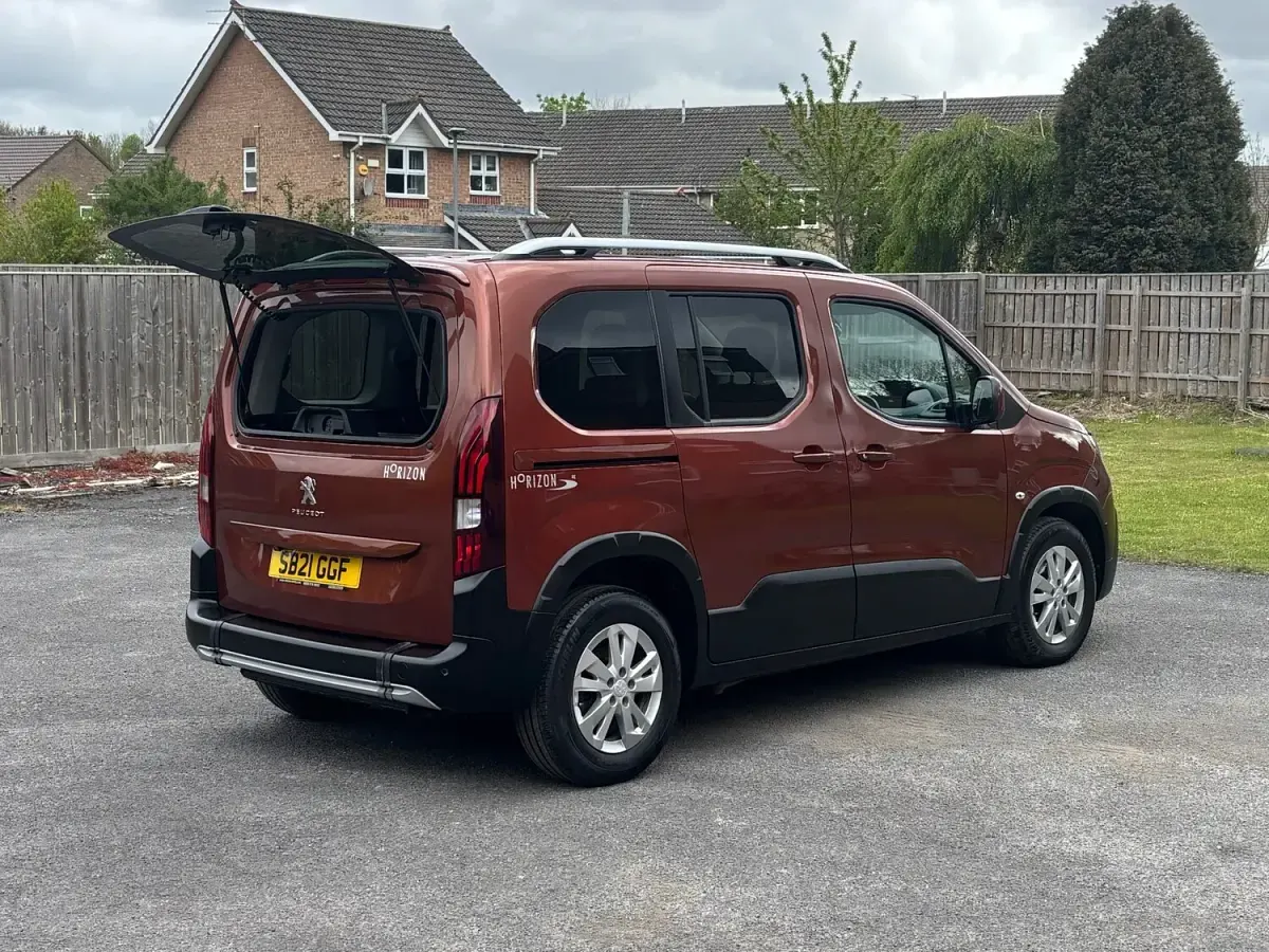 Begagnad Peugeot Rifter Allure Premium 2021 Brun Minibuss