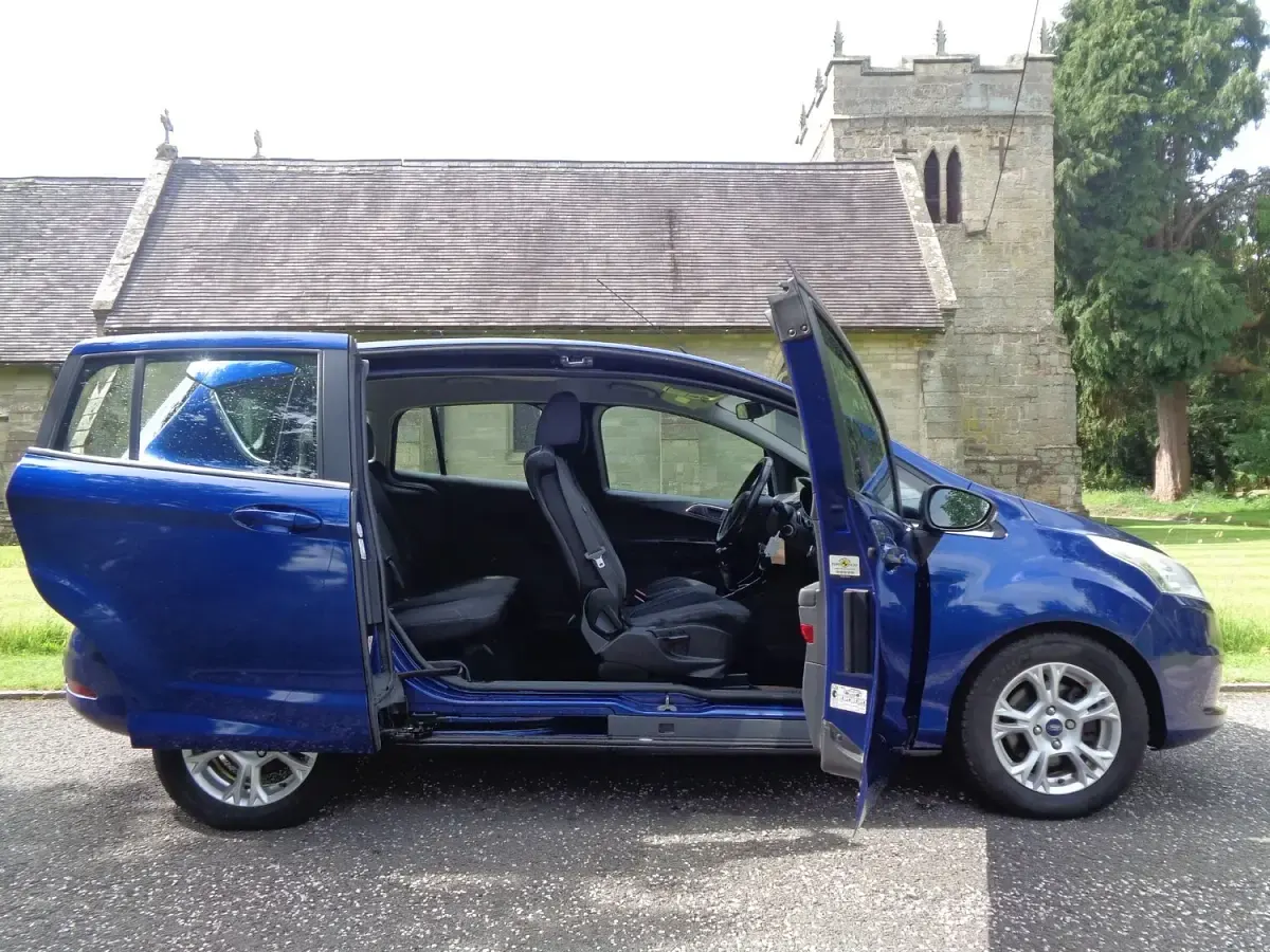 Used Ford B-MAX Zetec 90 HP (66 kW) 2014 Blue MPV