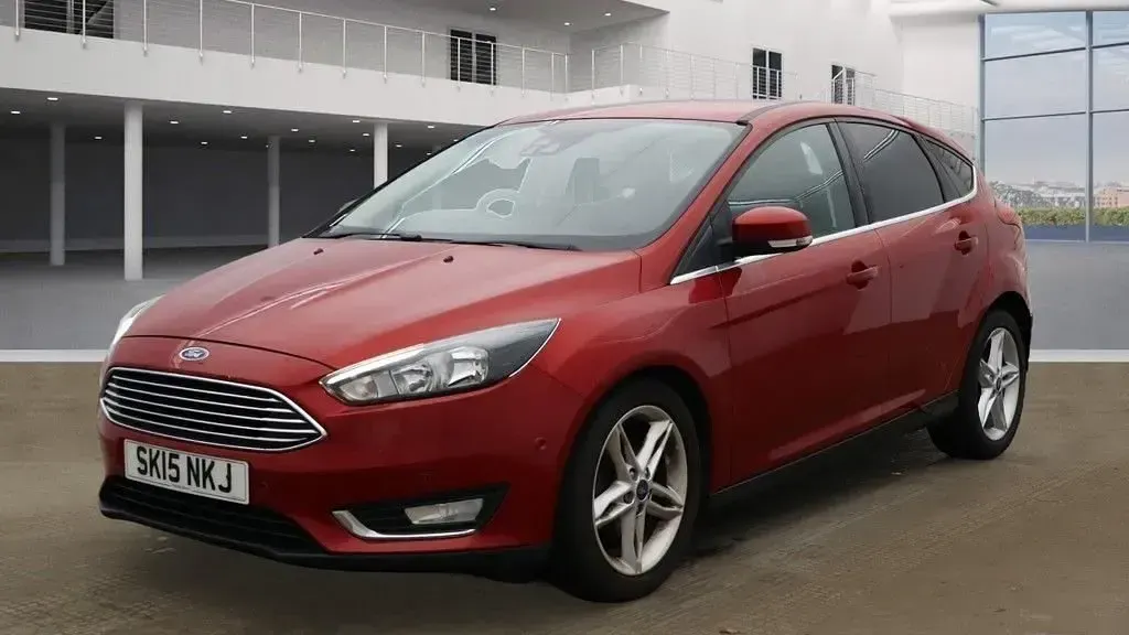 Used Ford Focus Titanium 125 HP (91 kW) 2015 Red Hatchback