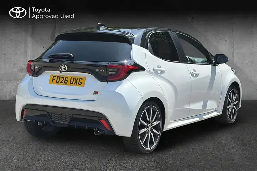 New Toyota Yaris Sport 128 HP (94 kW) 2026 Platinum pearl white with black roof Hatchback
