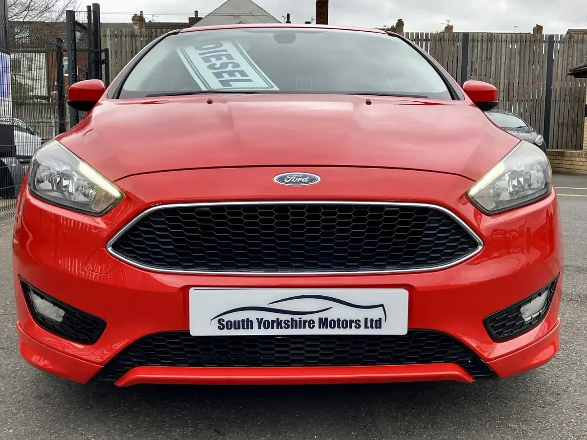 Used Ford Focus Zetec 120 HP (88 kW) 2015 Red Hatchback