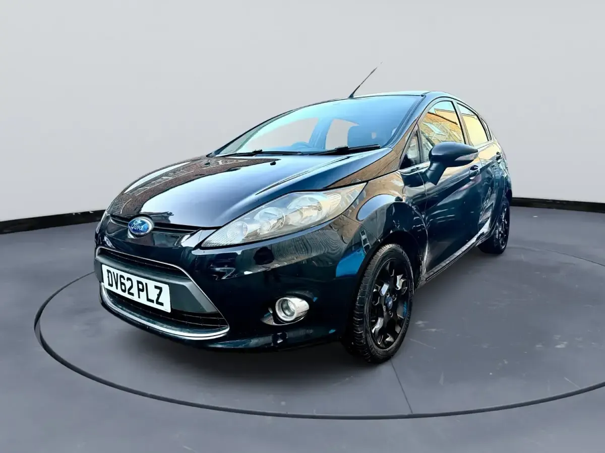 Begagnad Ford Fiesta Zetec 2012 Svart Halvkombi