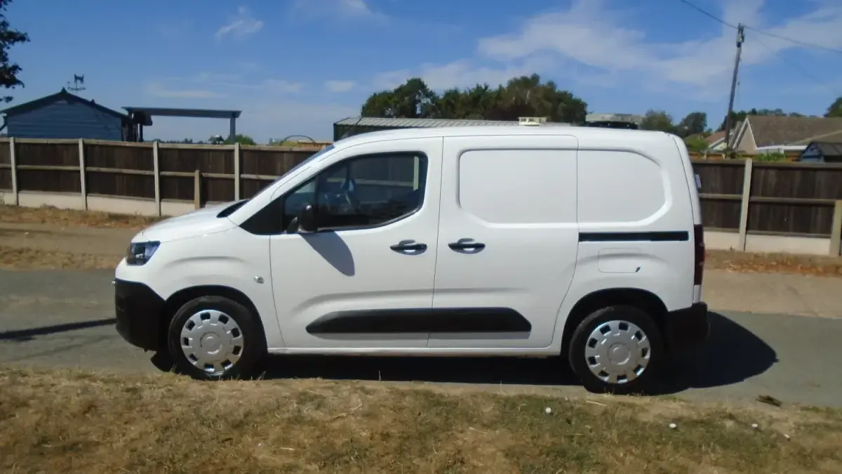 Used Citroën Berlingo Start 100 HP (73 kW) 2019 White MPV