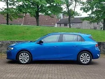 Used Vauxhall Astra Design Edition 110 HP (80 kW) 2023 Blue Hatchback