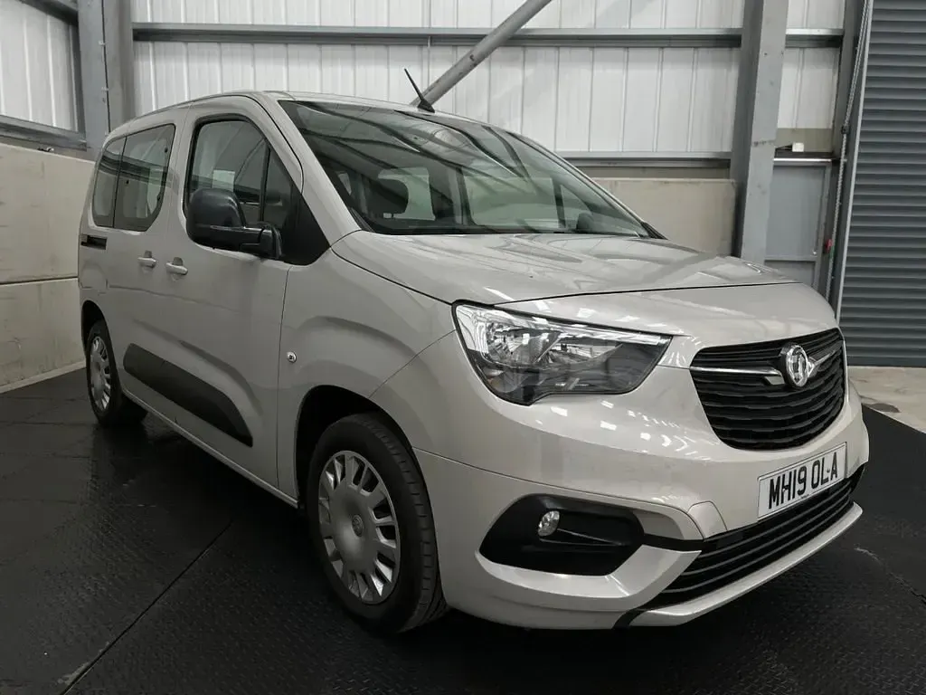 Używany Vauxhall Combo Design Edition 130 KM (95 kW) 2019 Szary Minivan